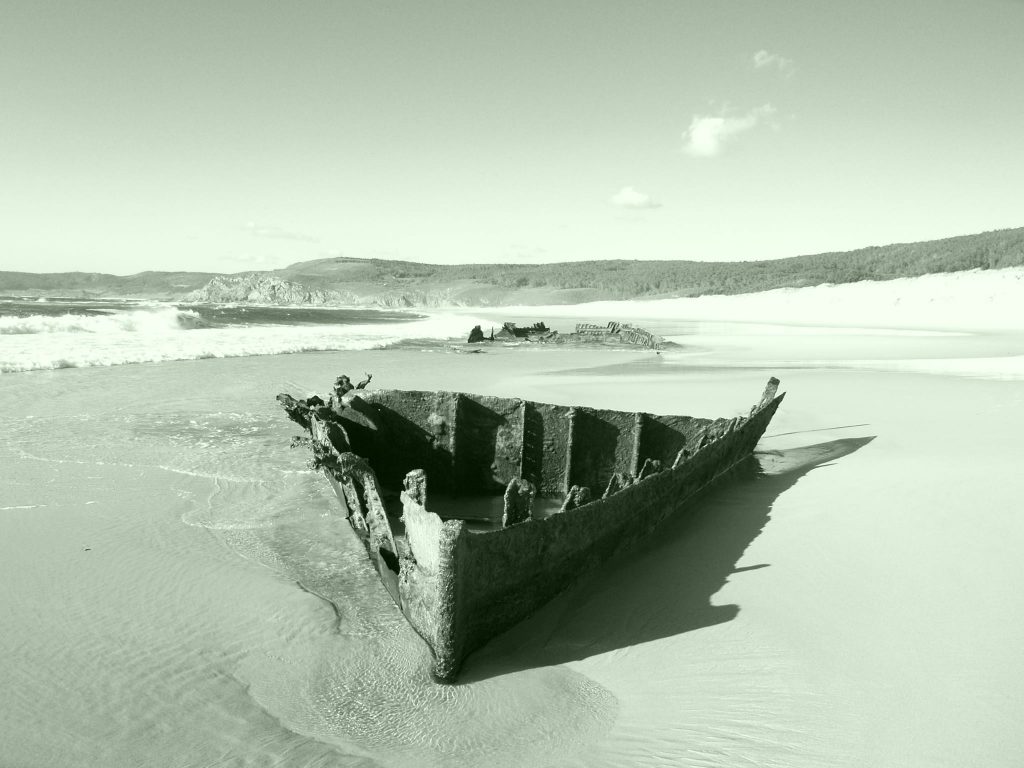 fotos de un barco en la playa