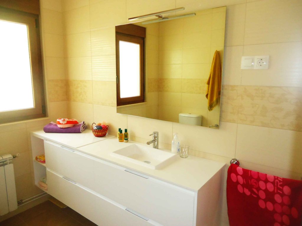 limpieza en lavabo y espejo