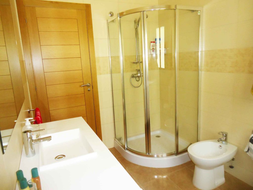limpieza en cabina de ducha