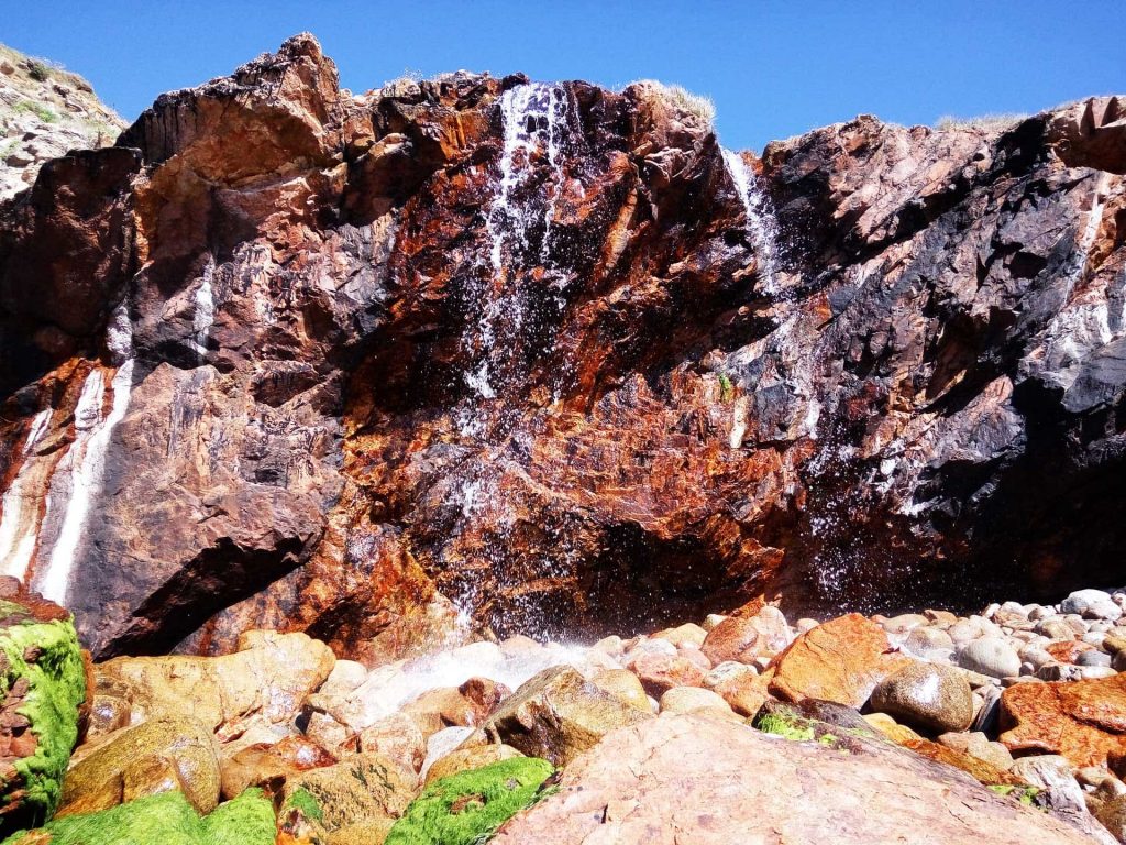 Vista angular de caída de agua en A Mixirica de O Rostro