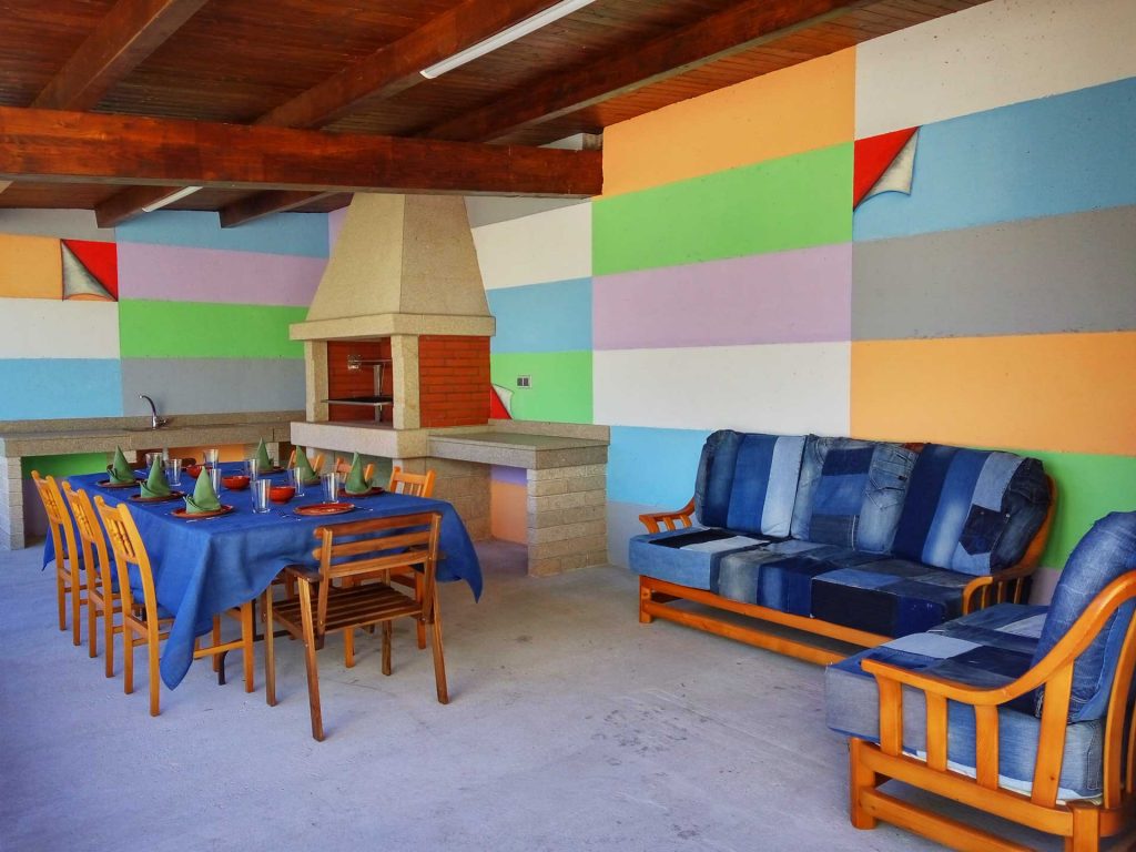 barbacoa donde se ven la mesa de comer y sofás