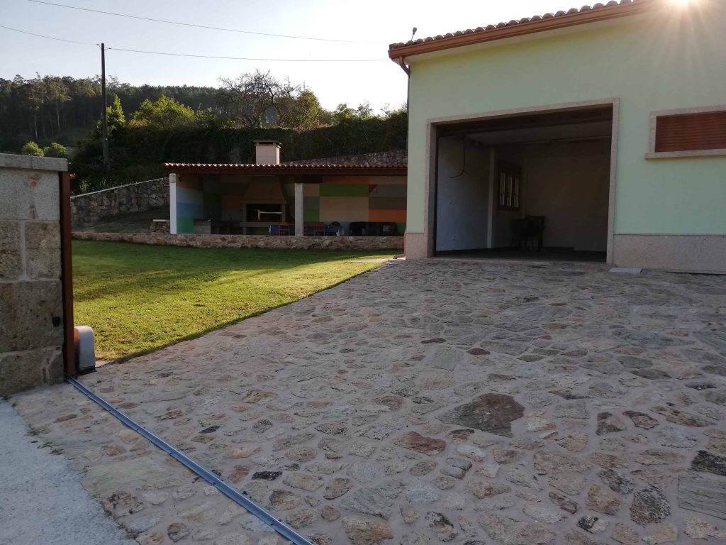 faqs vistas del parking privado y parte de la barbacoa