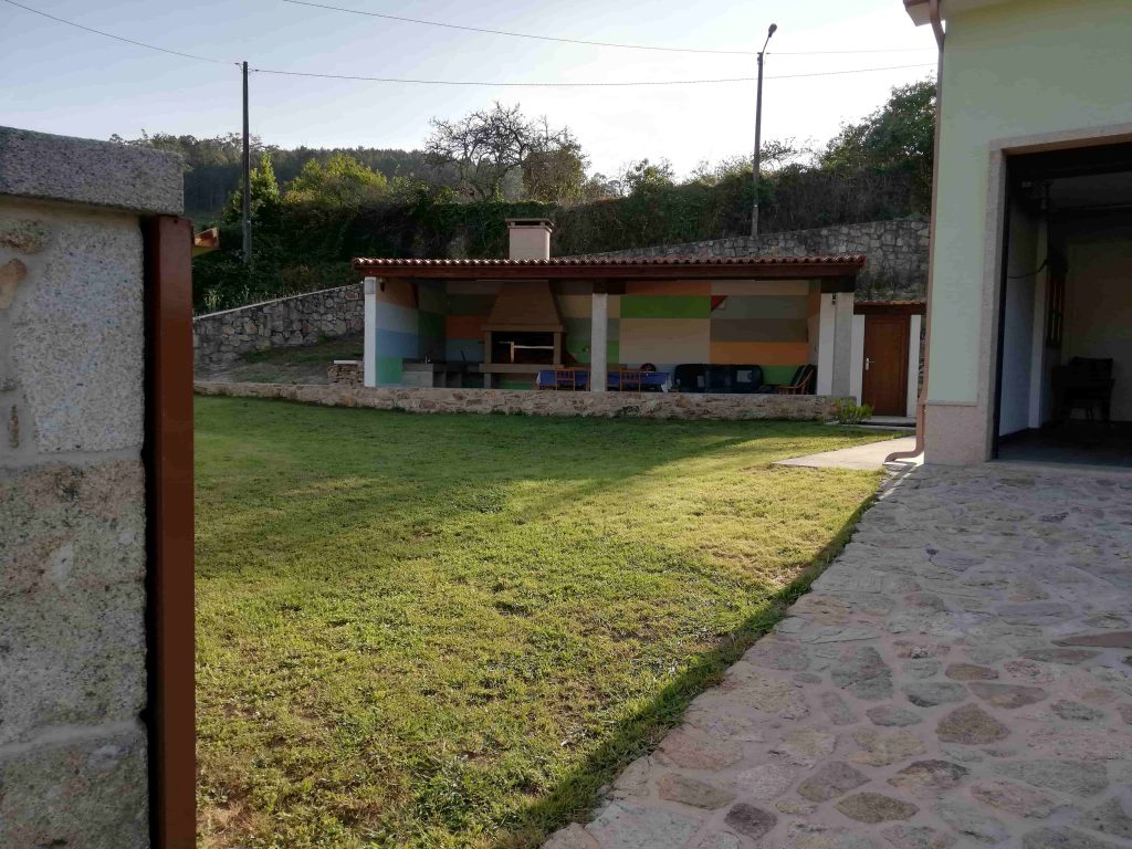 vista de la barbacoa y jardín