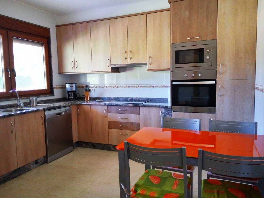 cocina con microondas y horno