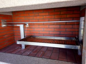parrilla para asar y lugar donde preparar la brasa