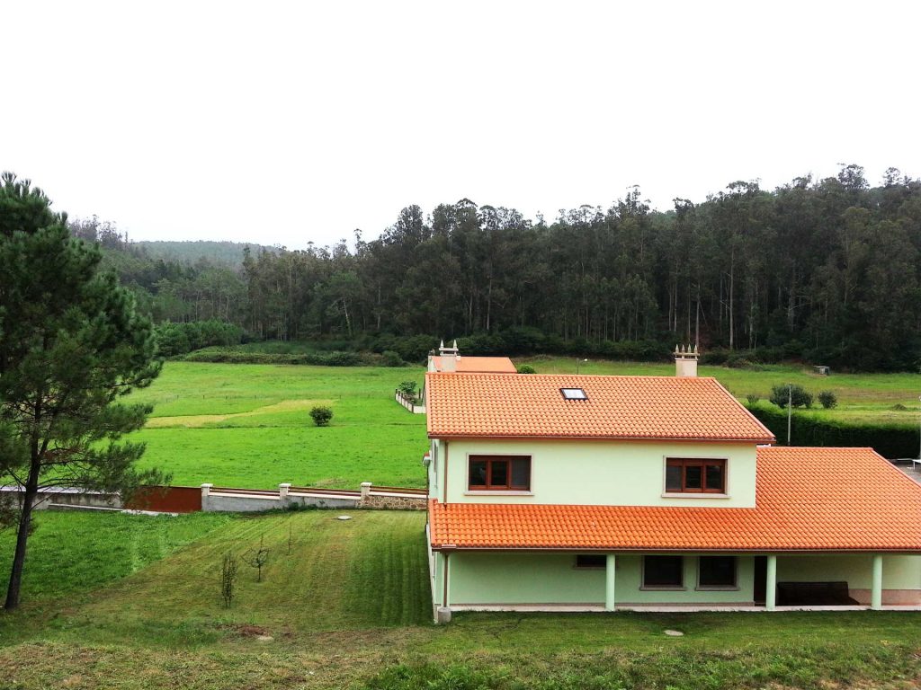 vista trasera del porche de la casa en el campo