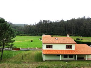 Vista trasera del porche de caSAnosa en el campo