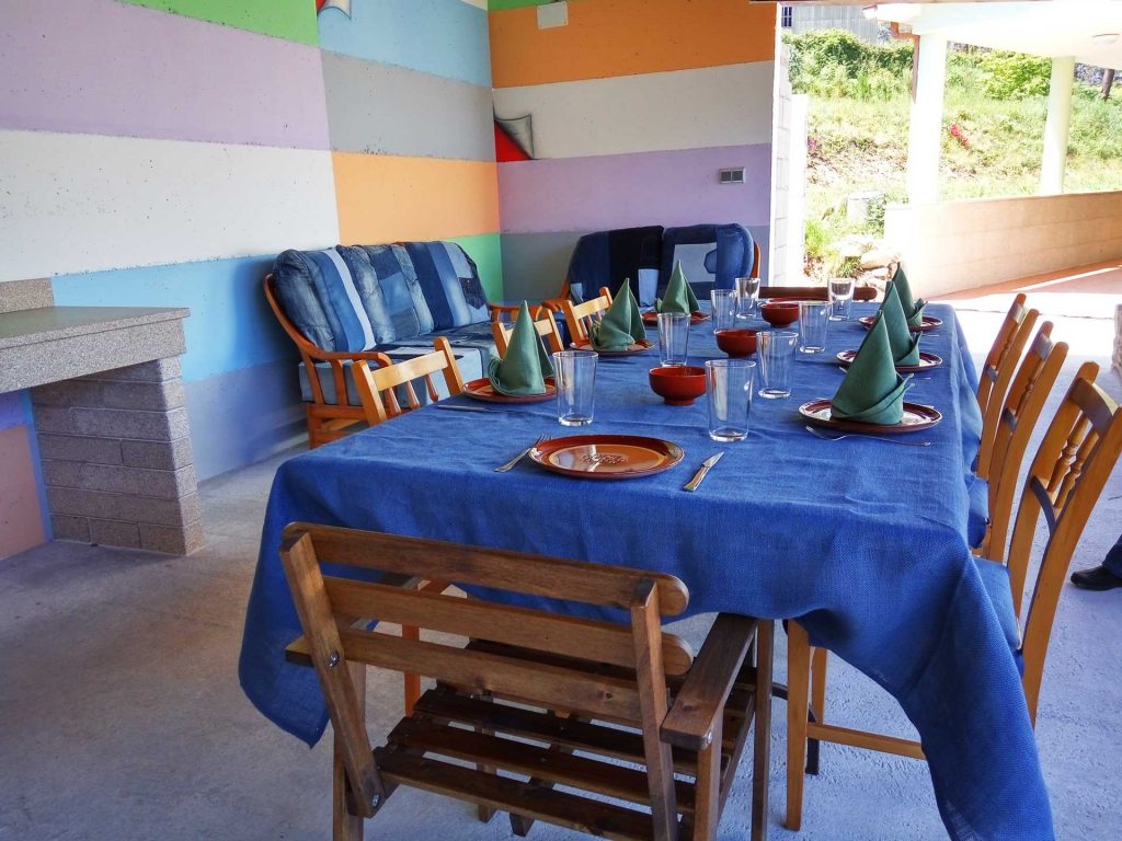 mesa de comer montada con todos los utensilios