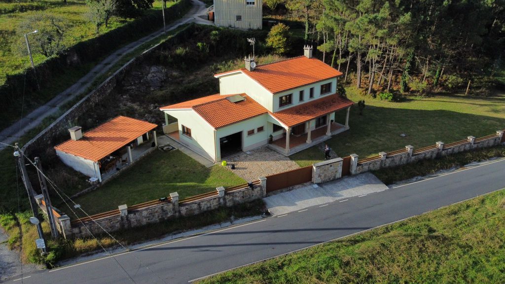 Casa rural en Lires con parcela privada y entorno natural