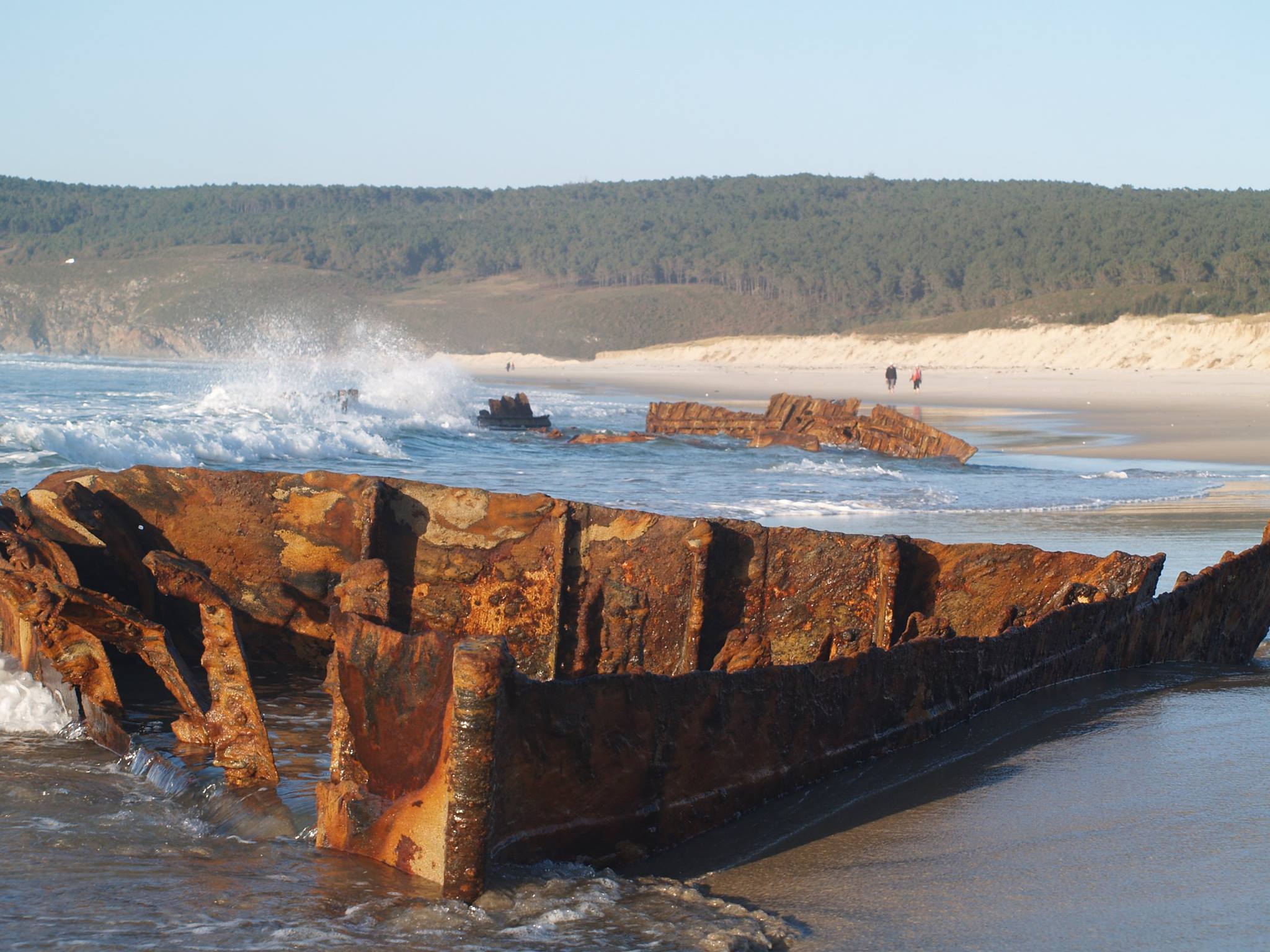 Restos del pecio Silva Gouveia en la playa de O Rostro, Fisterra