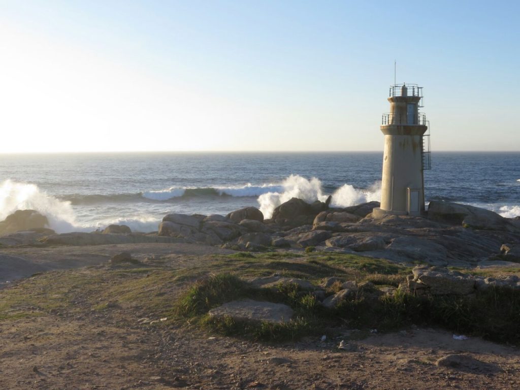 Faro de Muxía frente al mar, Muxía