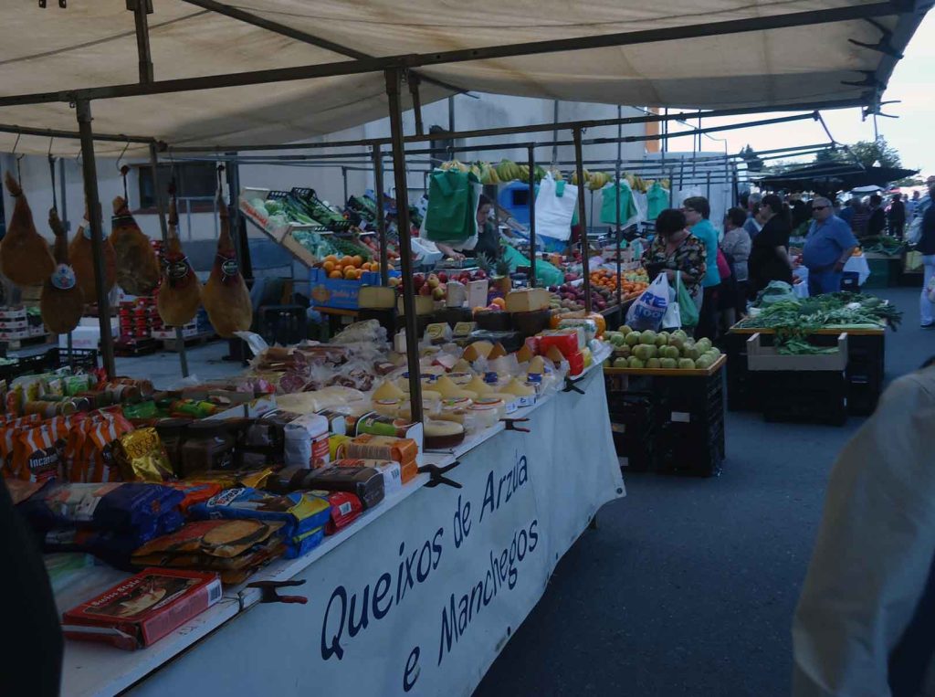 Puesto de venta en el mercadillo de Cee