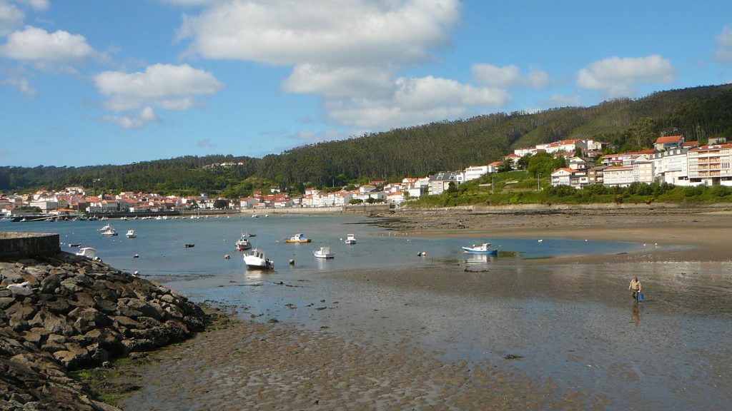Puerto de Cee con marea baja