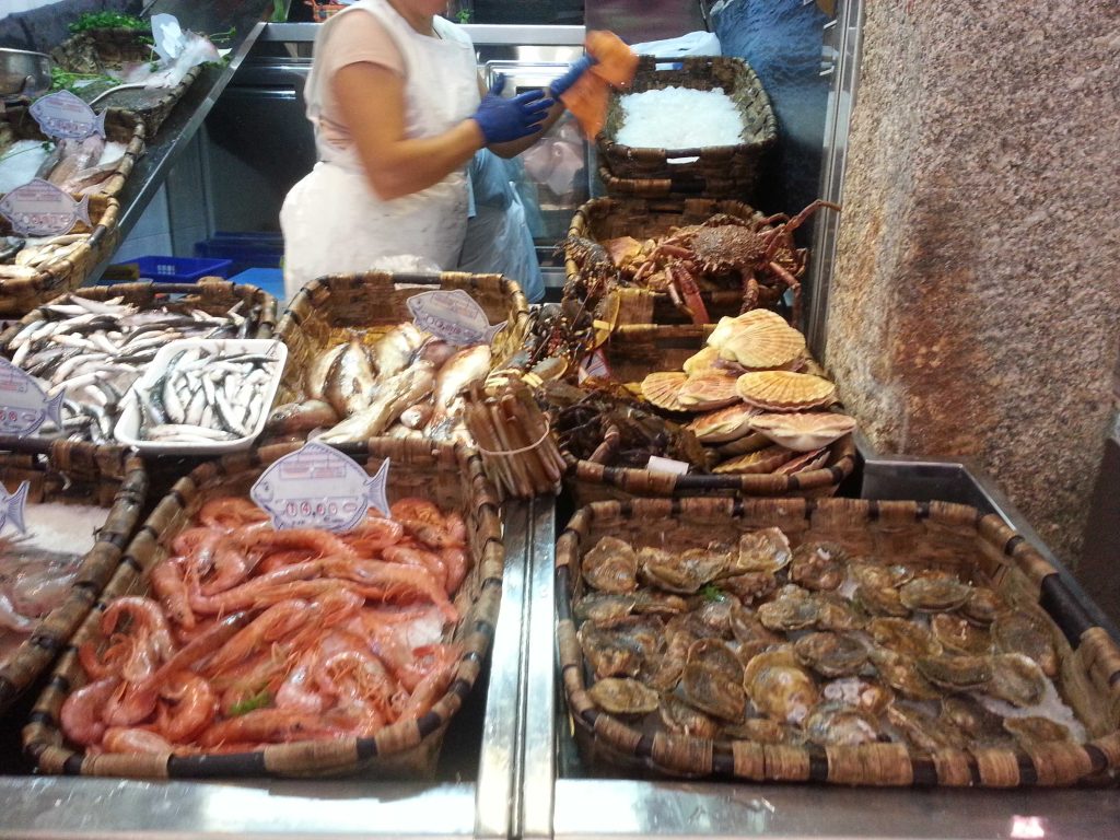 Venta de pescado y marisco en el mercado, Fisterra