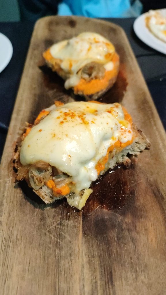 Tostada de pulpo con queso fundido, caSAnosa