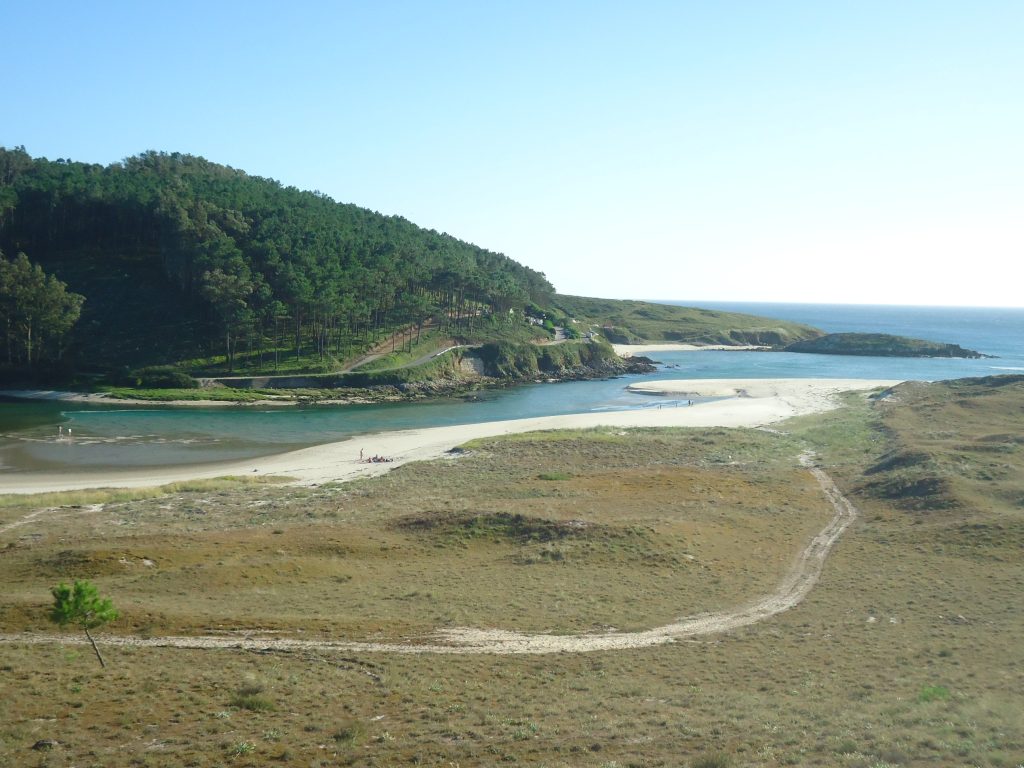 camino a lo largo de la desembocadura de la ría de Lires