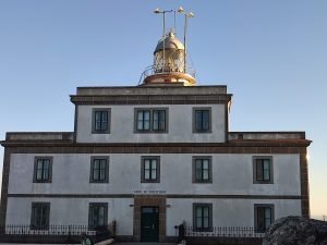 Fachada principal del Faro de Fisterra