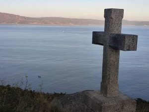 Cruz a pie del faro de Fisterra