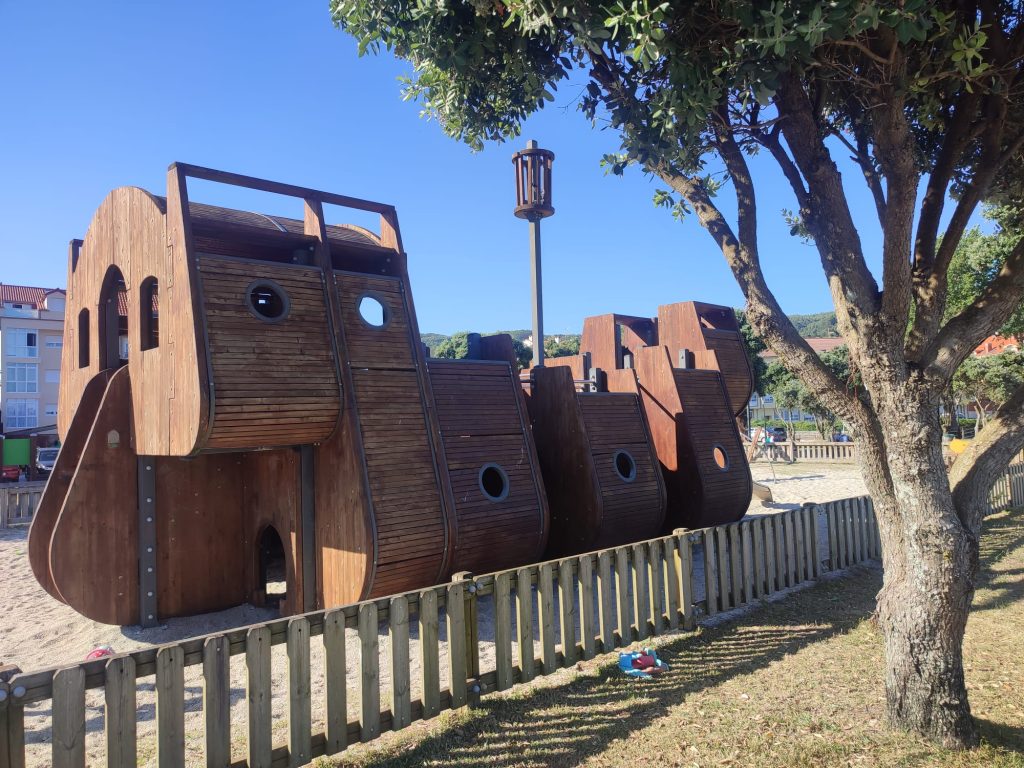Atracción para niños con forma de galeón en la playa de Sardiñeiro, Fisterra