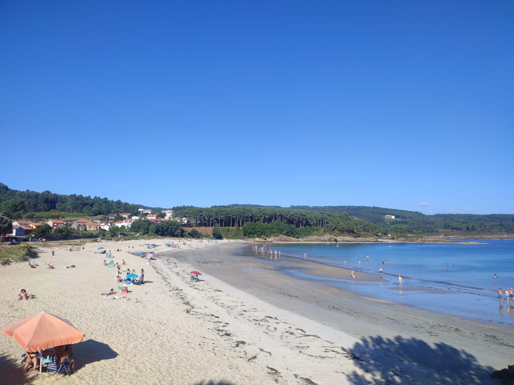 vista longitudinal de la playa de sardiñeiro - caSAnosa