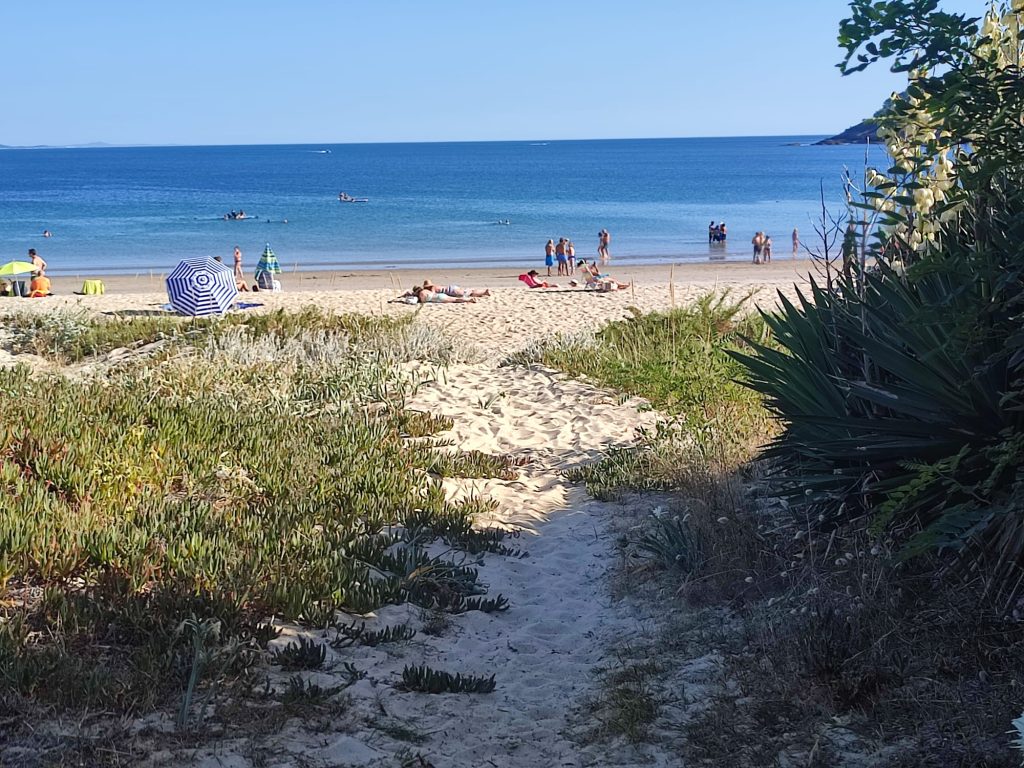 Acceso a la playa de Sardiñeiro por camino, Fisterra