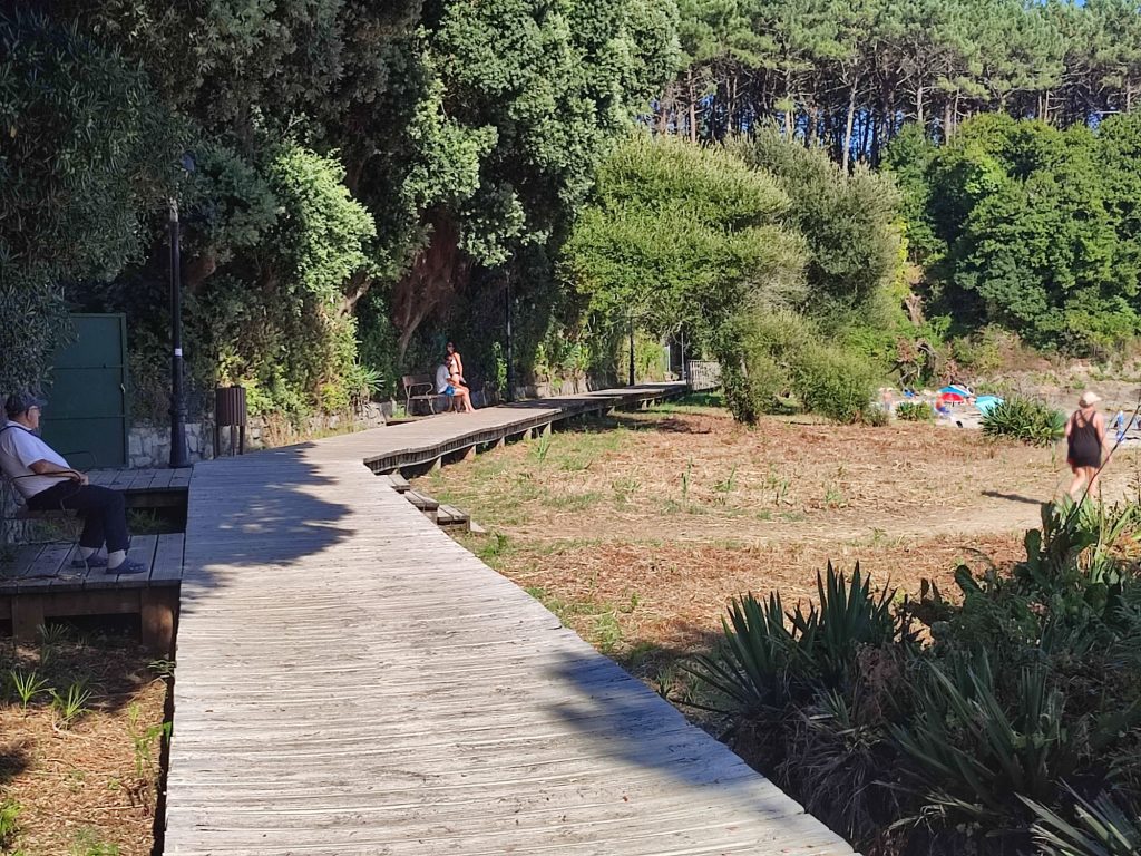 Pasarela de madera a lo largo de la playa de Sardiñeiro, Costa da Morte