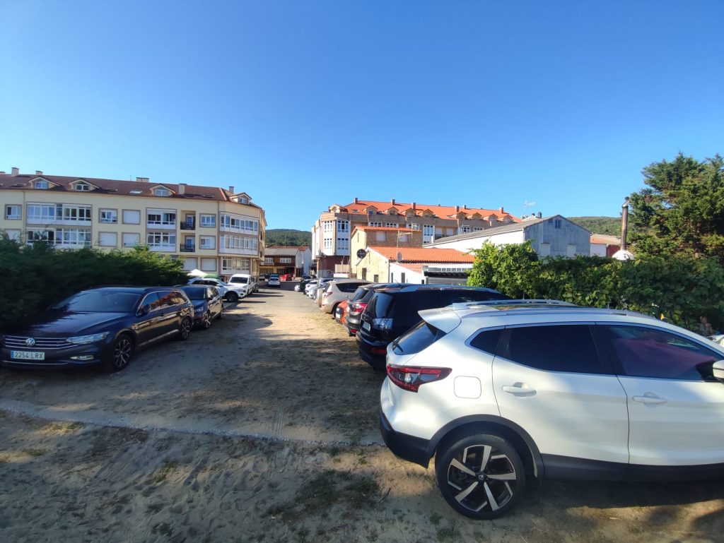 Entrada para coches a la playa de Sardiñeiro, Fisterra