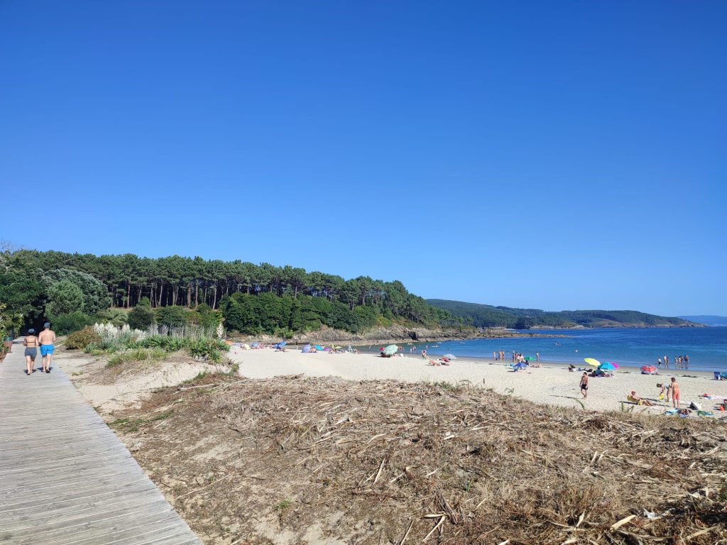 Vistas de la pasarela de madera a lo largo de la playa de Sardiñeiro, Fisterra , Costa da Morte