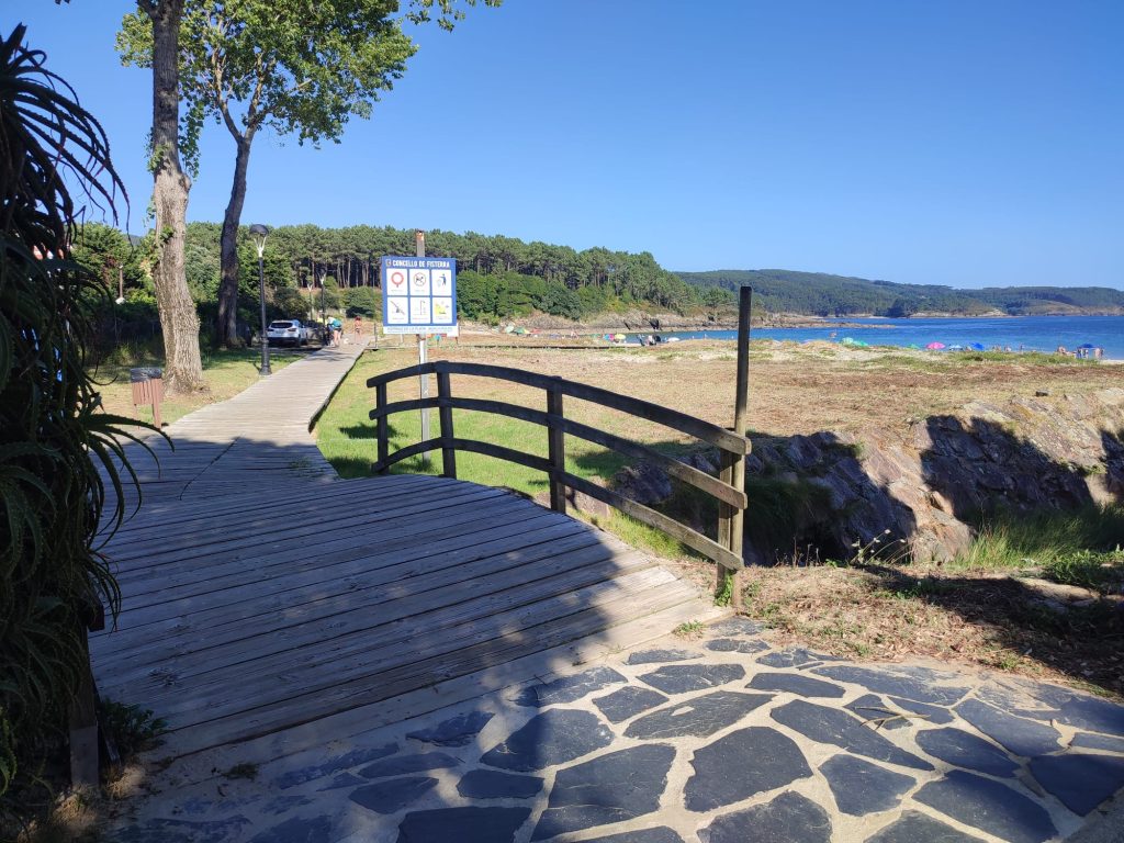 Unión del paseo empedrado con pasarela de madera de la playa en Sardiñeiro, Fisterra