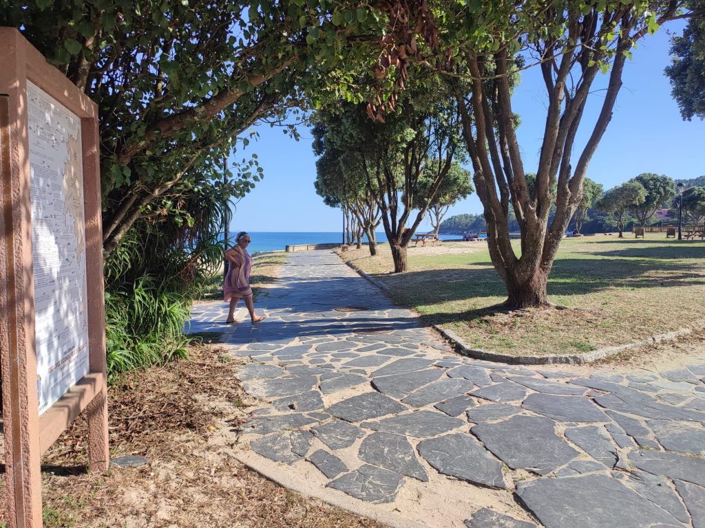 Acceso empedrado a la playa de Sarfiñeiro, Fisterra