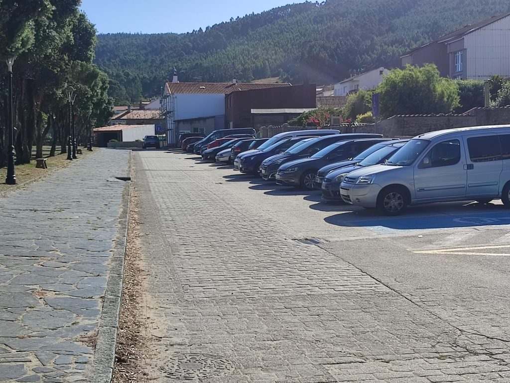 Coches aparcados en las la playa de Sardiñeiro, Fisterra inmediaciones de
