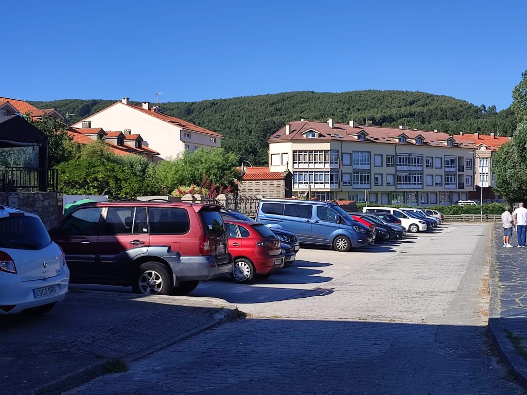 Zona de aparcamiento habilitada en la playa de Sardiñeiro, Fisterra