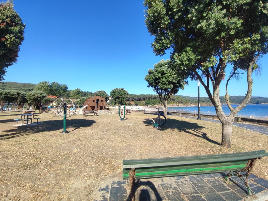 Vista de área de recreo para adultos en la playa de Sardiñeiro, Fisterra