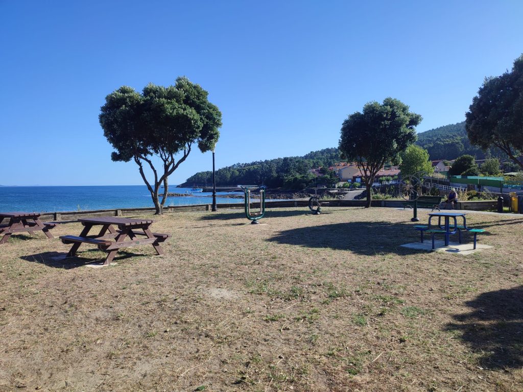 Zona de merendero habilitada en la playa de Sardiñeiro, Fisterra