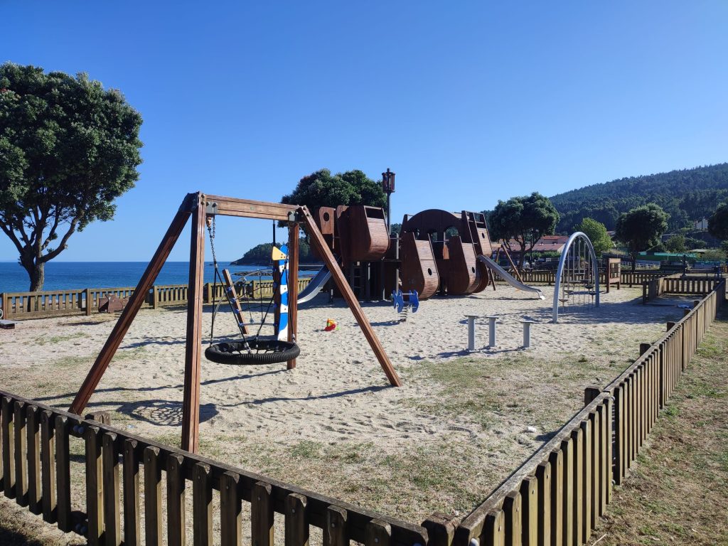 Parque infantil para niños en la playa de Sardiñeiro, Fisterra