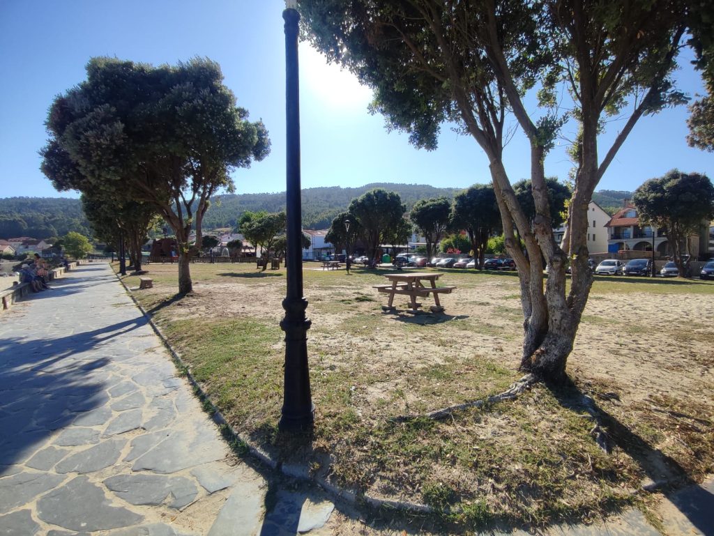 Paseo marítimo junto a la playa de Sardiñeiro, Fisterra