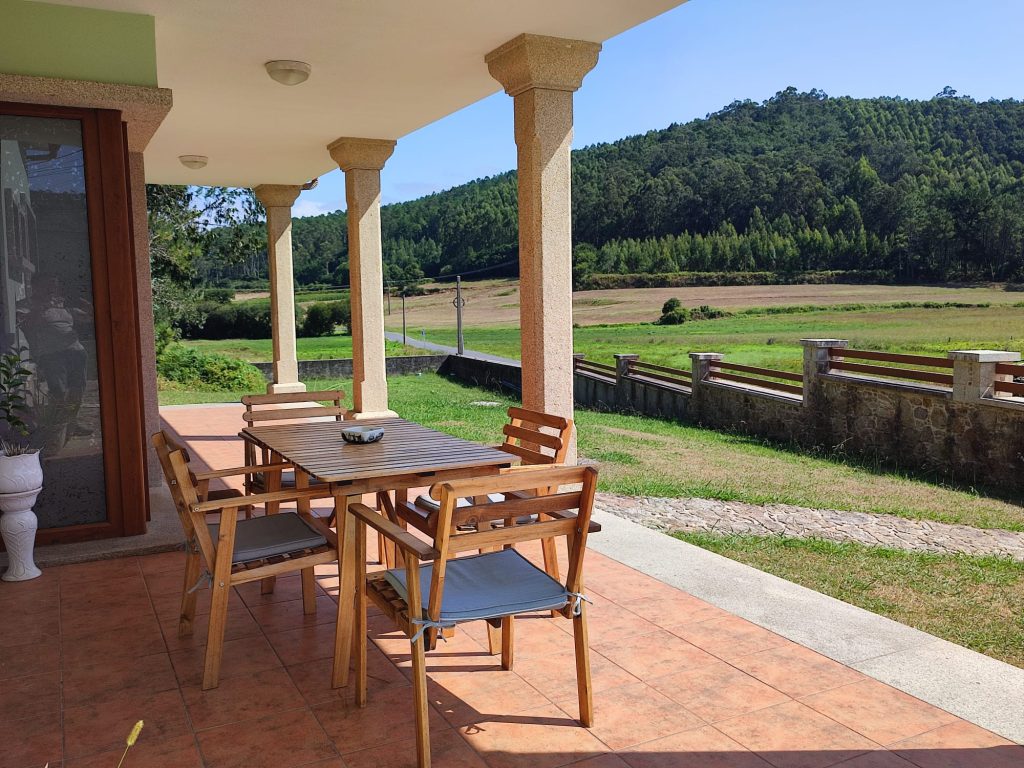 Mesa de exterior en el porche de caSAnosa