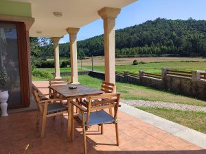 Mesa de exterior en el porche de caSAnosa