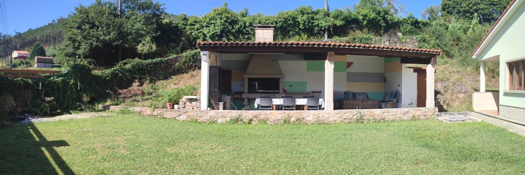 jardín y barbacoa