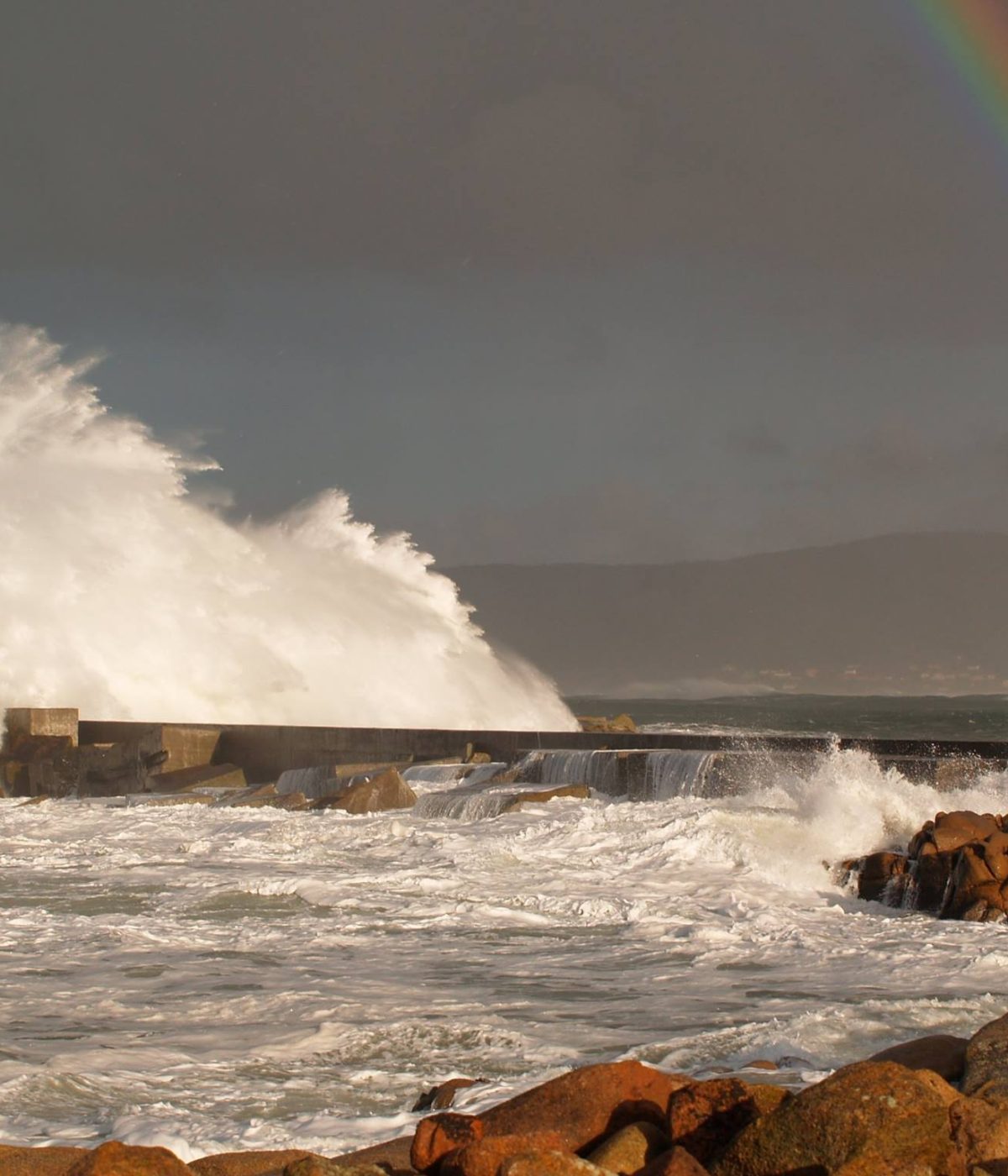 fotos fuerza de las olas rompiendo contra un dique