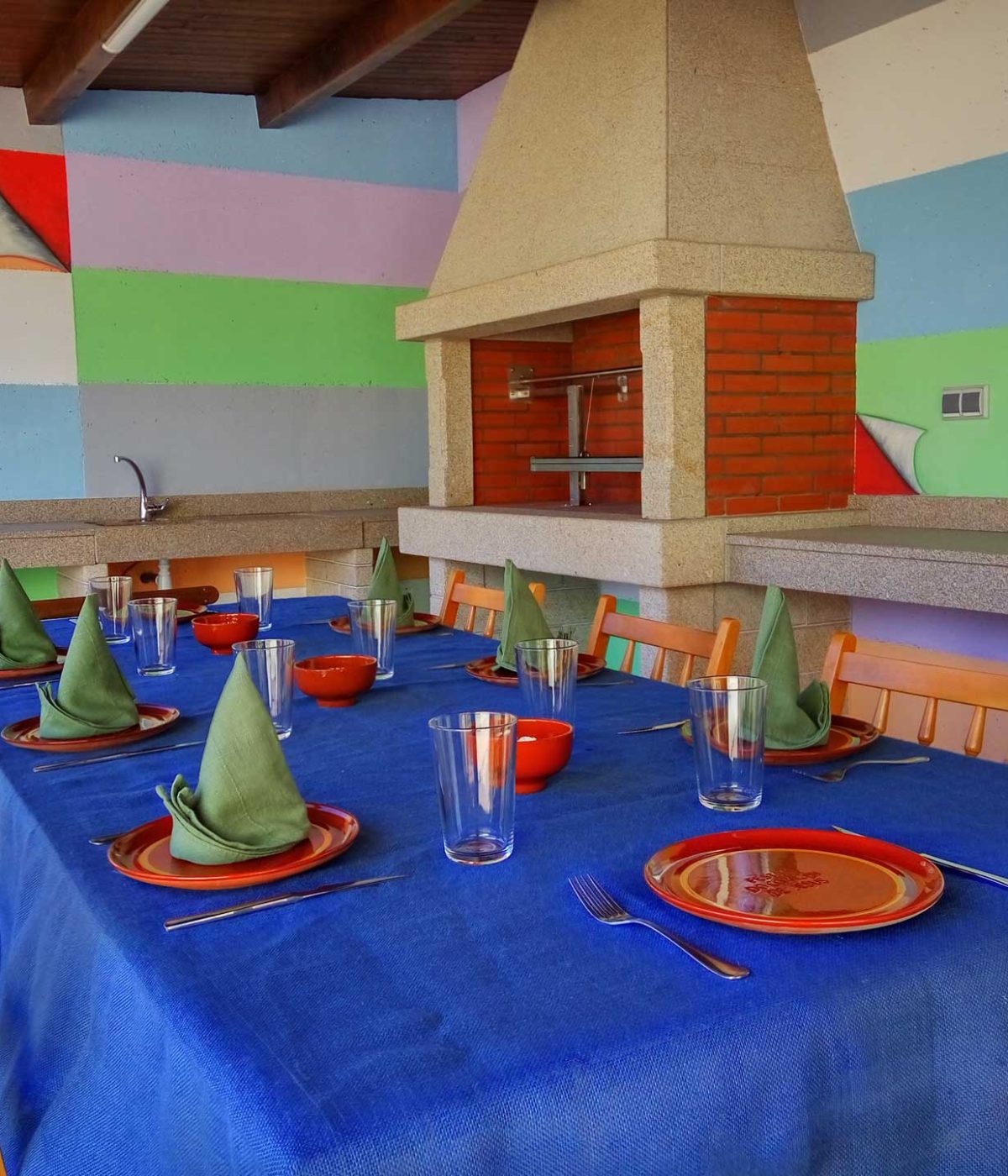 mesa de comer exterior junto al asador